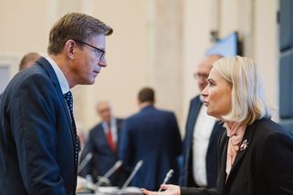 Opoziční politici považují postup vlády za skandální útok na Ústavní soud